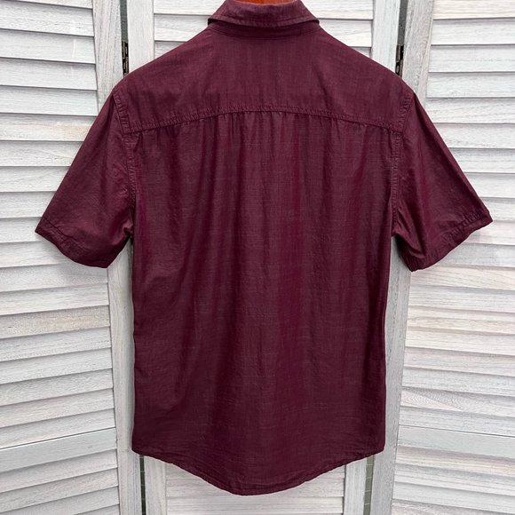 Rock & Republic Men's Small Button Shirt Short Sleeve Maroon Front Pocket Zip - Picture 3 of 9